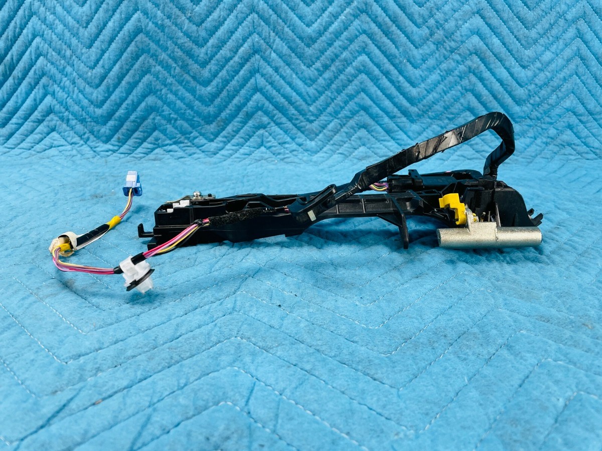 Lexus Front Driver Door Handle Bracket 69202-50050 | Left