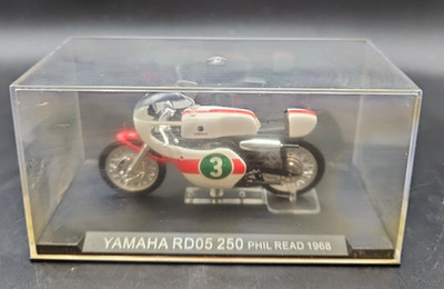 DeAGOSTINI Yamaha RD05 250 PHIL READ 1968 1:24 Modell Motorrad im Koffer