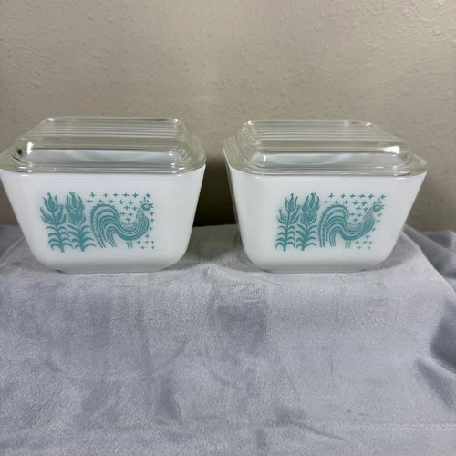 Pyrex 2 Amish Butterprint 501 B 1 1/2 Cup Refrigerator Containers w/Lids