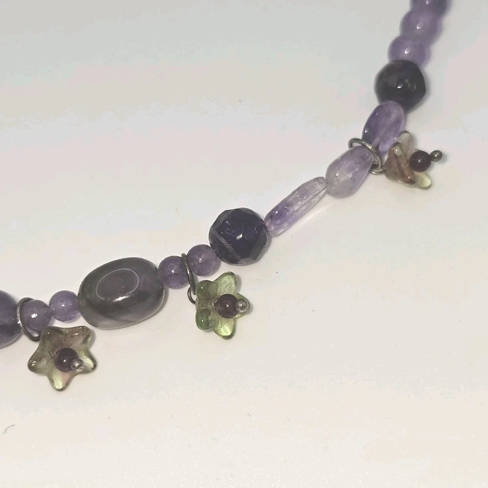 Collar de Cuentas de Amatista con Flores Moldeadas de Vidrio y Cierre de Plata 925 19"... Foto 4 de 4