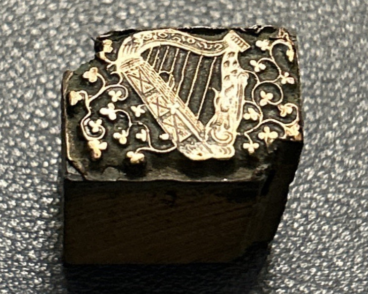 Harp surrounded by flowers | vintage letterpress printing block