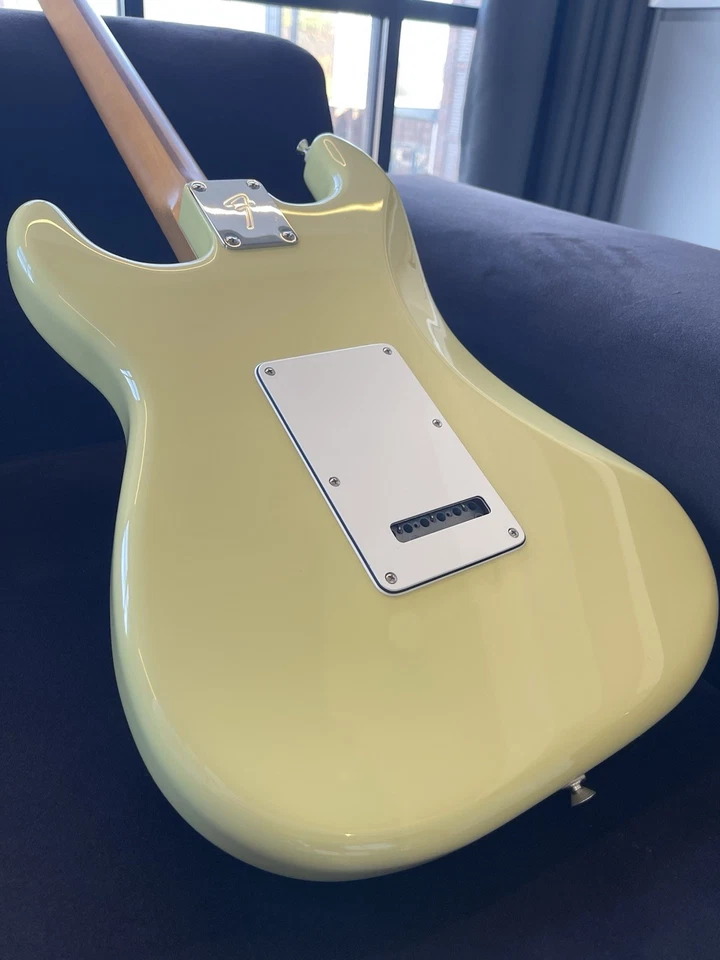 FENDER PLAYER 2 STRATOCASTER HIALEAH YELLOW FENDER MUSTANG WITH LT25 AMP, photo 2 of 5