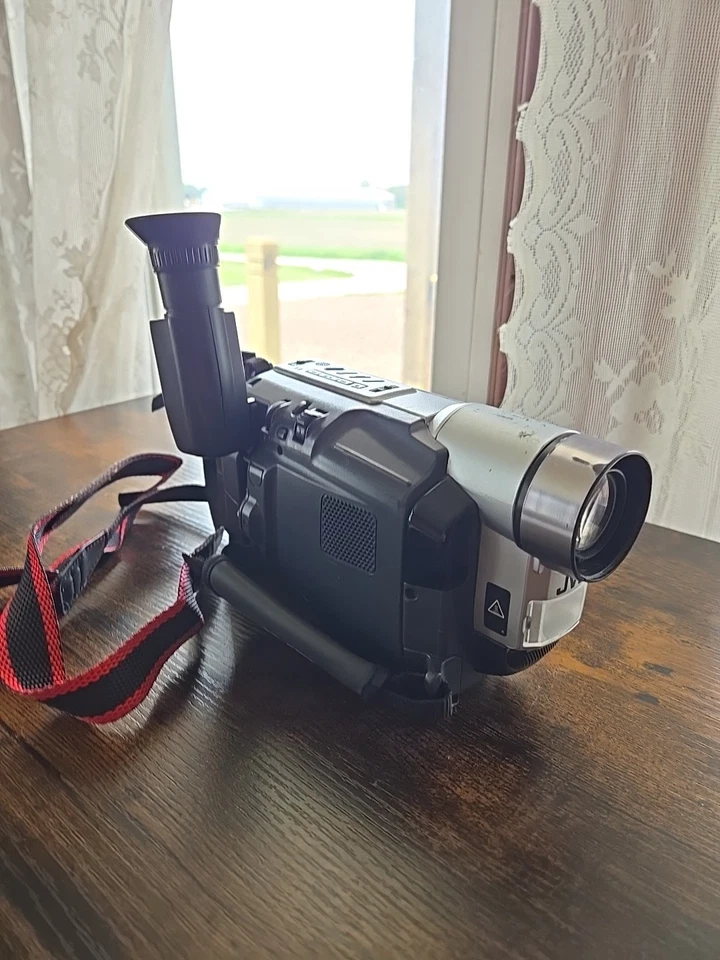 JVC GR-SXM740 600x Zoom Compact Super VHS Camcorder w/Battery UNTESTED - Image 4 of 4