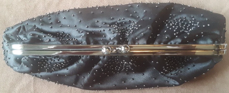 Bolso sin asas de noche con cuentas de satén negro 'Express' Foto 4 de 4