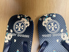 NWOB TORY BURCH MONOGRAM FLIP FLOPS (SIZE 6) rubber thong sandals Sapphire Blue — photo 3