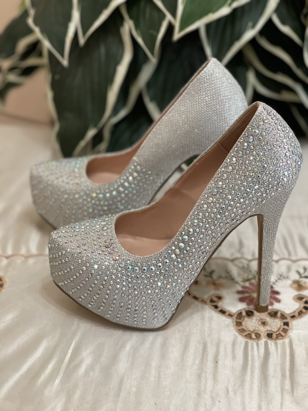 New Women's Size 6 Silver Shoes Perfect for Weddings, Cocktails, and Formal Events
