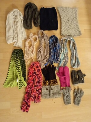 10 Schals 4 Paar Handschuhe 1 Pulswärmer 