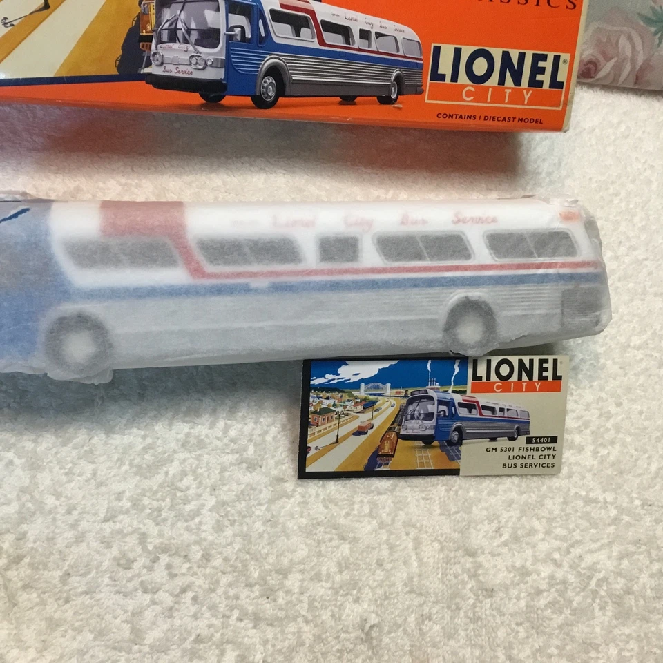 Corgi Classics #54401 GM 5301 Fishbowl Lionel City Bus Services 1/50 Scale - Image 3 of 4