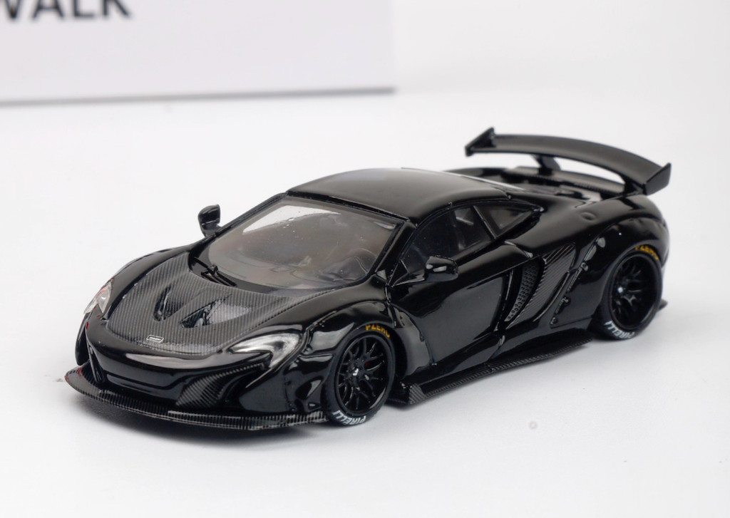 TSM MODEL vipカー 2台セット クイーンエリザベス1世と2世 1/64 VMB Koenigsegg CCXR (Trevita Silver) Car Model - LIVECARMODEL.com