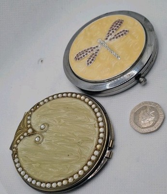 Zwei schöne Vintage Kompakte mit Doppelspiegeln und Schmucksteinen.