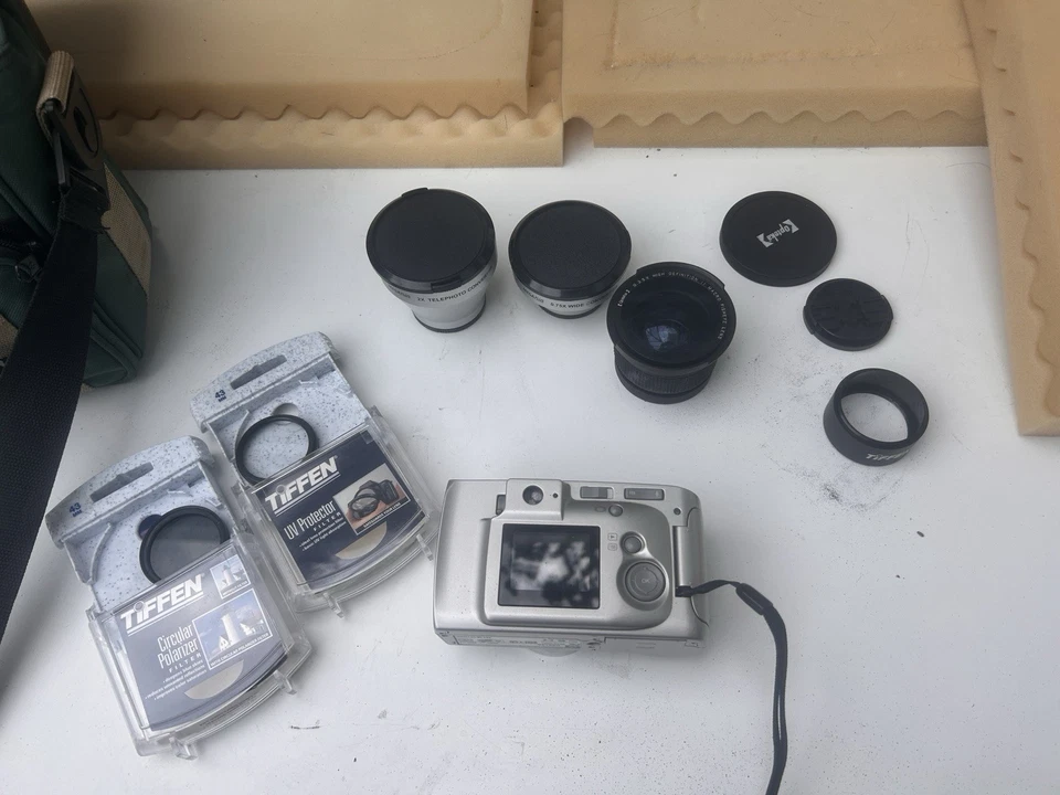 Retro/Vintage HP Photosmart 715 Digital Camera Bundle w/ Lenses Filters Bag - Image 2 of 4