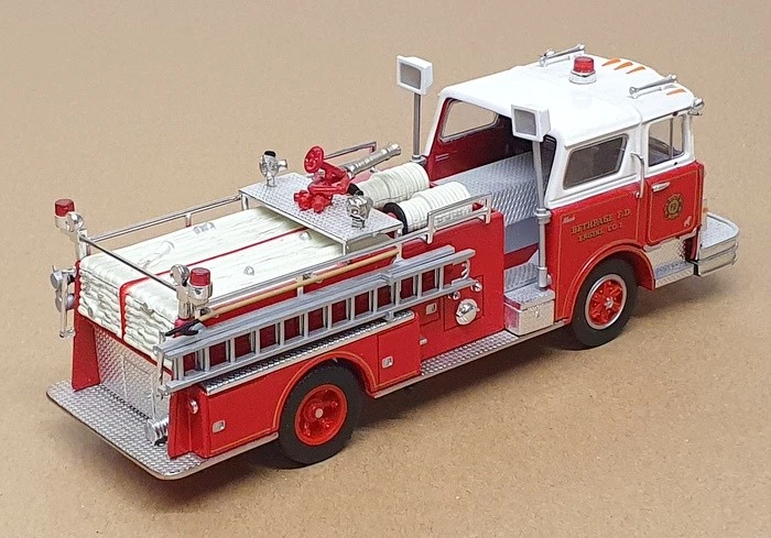 Corgi 1/50 Scale US52008 - Mack CF Pumper Engine Co. 1 Bethpage NY - Red/White - Image 2 of 4