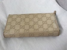 Cartera Para Mujer Cloe Flap Gde Acolchada Monograma Bordado Color Rosa