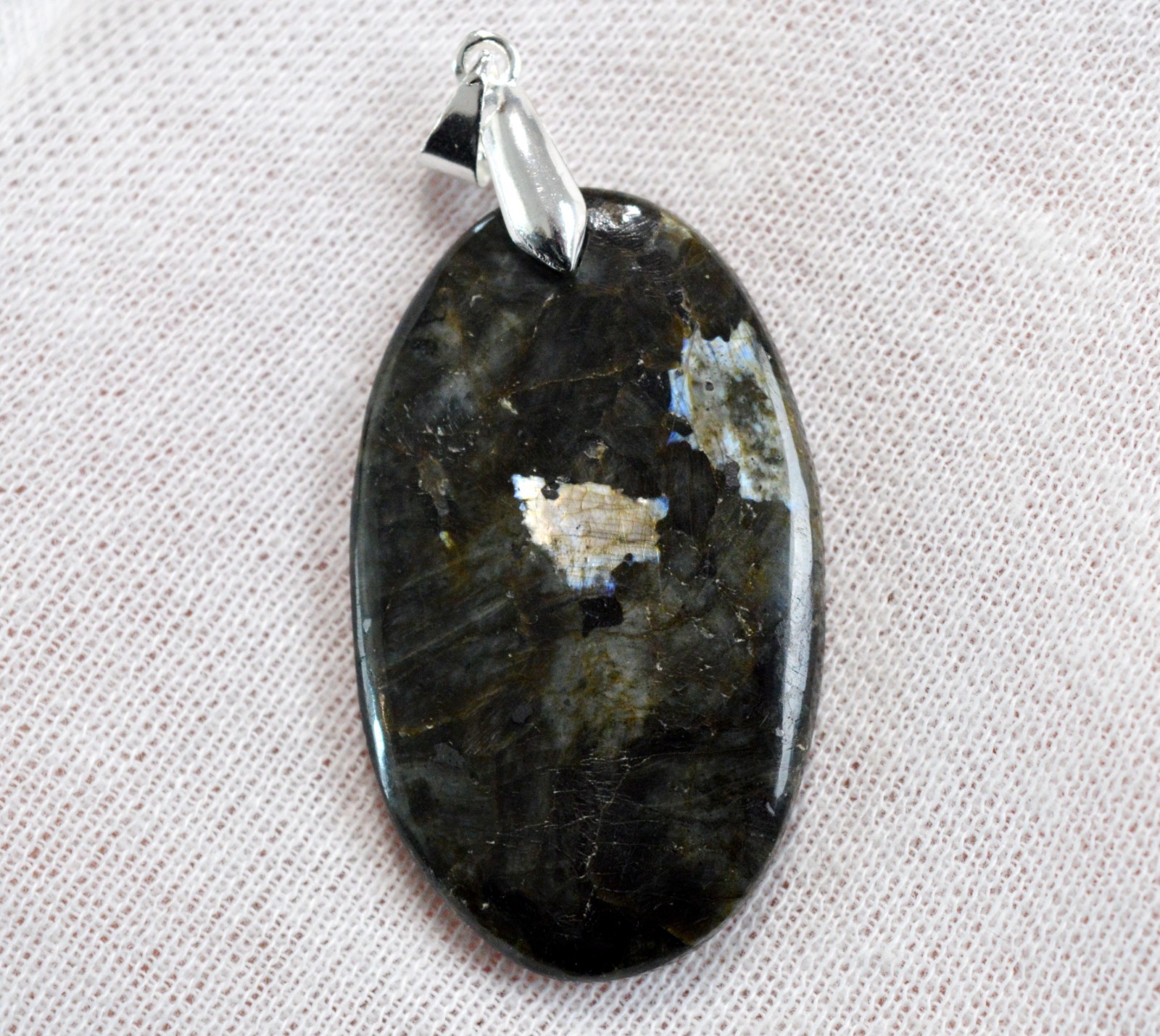 Pendentif cabochon en larvikite naturelle de Norvège de 48 carats