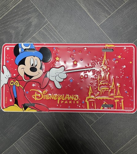 Disney 1997 Disneyland Paris sorcerer Mickey Mouse castle metal license plate - Foto 1 di 5