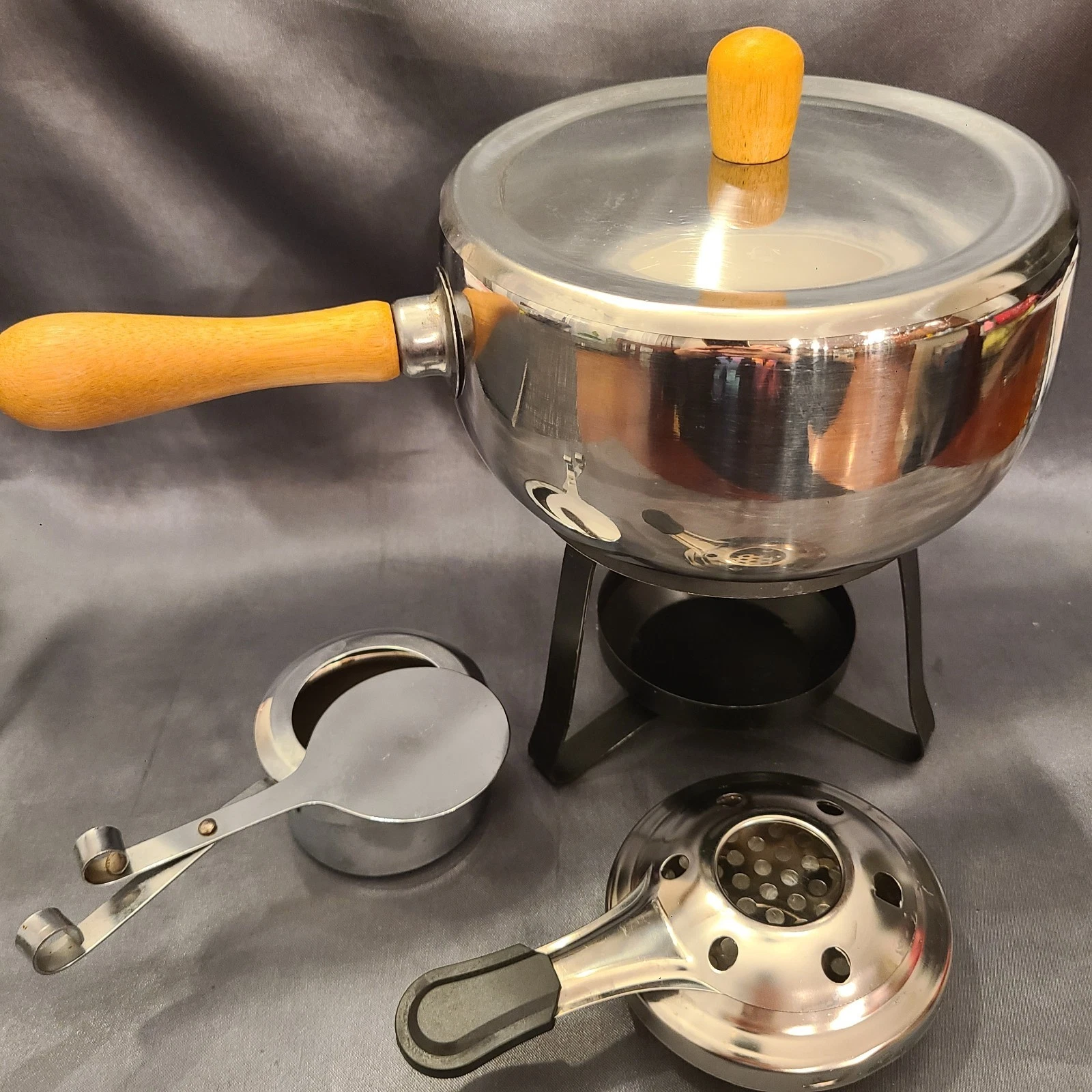 Stainless Steel Fondue Set Pot Lid Stand Underplate Burner VTG Camping Party
Opens in a new window o