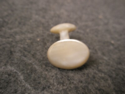 Carved Mother of Pearl SINGLE Vintage Cuff Link replacement lost/broken zm72