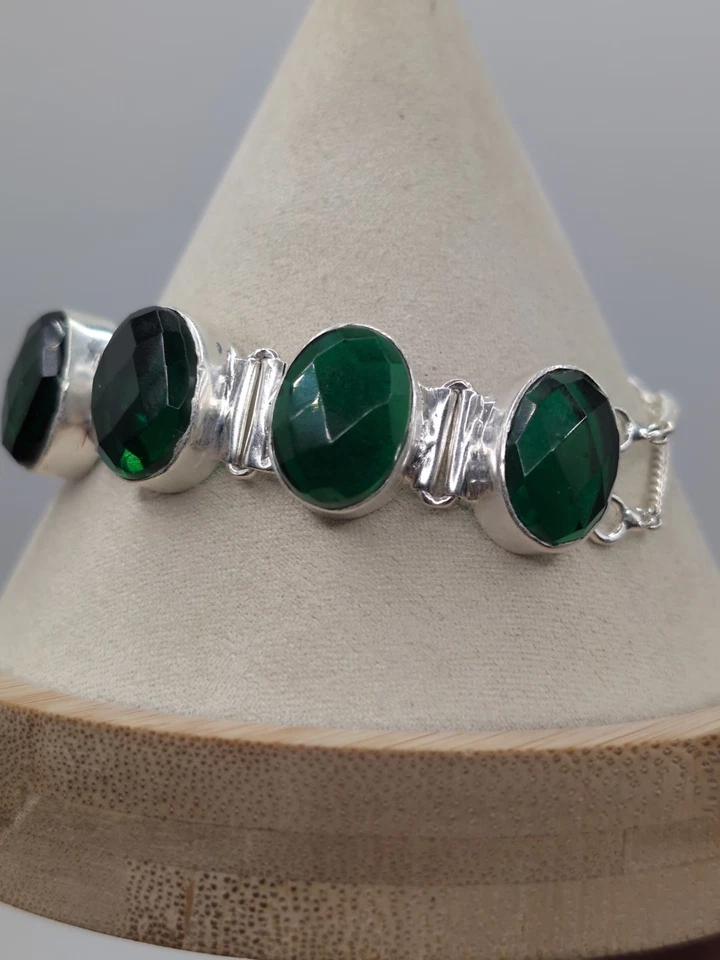 Hermosa pulsera de tenis simulante de piedras preciosas esmeralda enchapada en plata de ley Foto 3 de 4