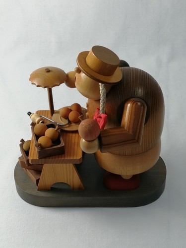 KWO Räuchermann comerciante de manzanas con puesto de venta 18 x 18 x 9 cm Montes Metálicos - Imagen 4 de 15