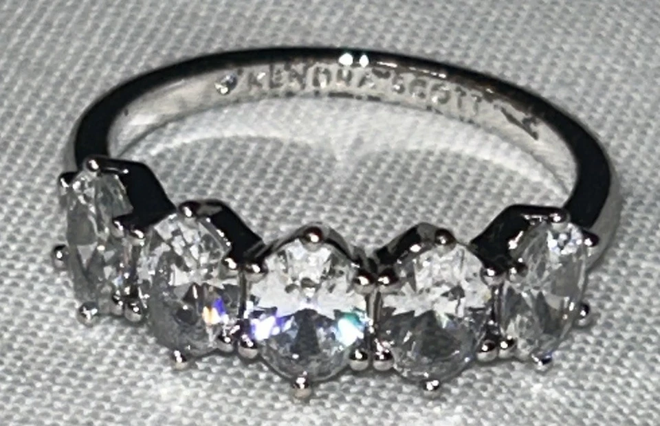 Кольцо с надписью Kendra Scott из пяти прозрачных стеклянных хрустальных камней серебристое размер 9 - Изображение 2 из 4