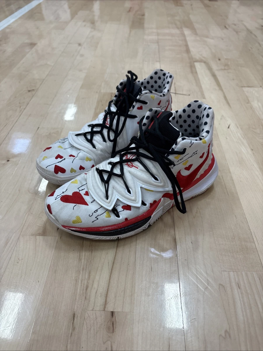 Preços baixos em Nike Kyrie 5 x SneakerRoom I Love You Mom 2019