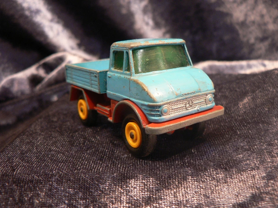 UNIMOG, Blau Rot, gelbe Felgen / schwarze Reifen MATCHBOX 1 - 75: Nr. 49, um1970 - Bild 2 von 4