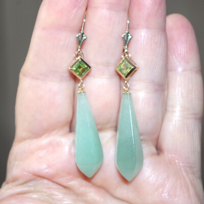 Seltene 14K durchscheinende grüne JadeTränen mit Peridots Ohrstecker