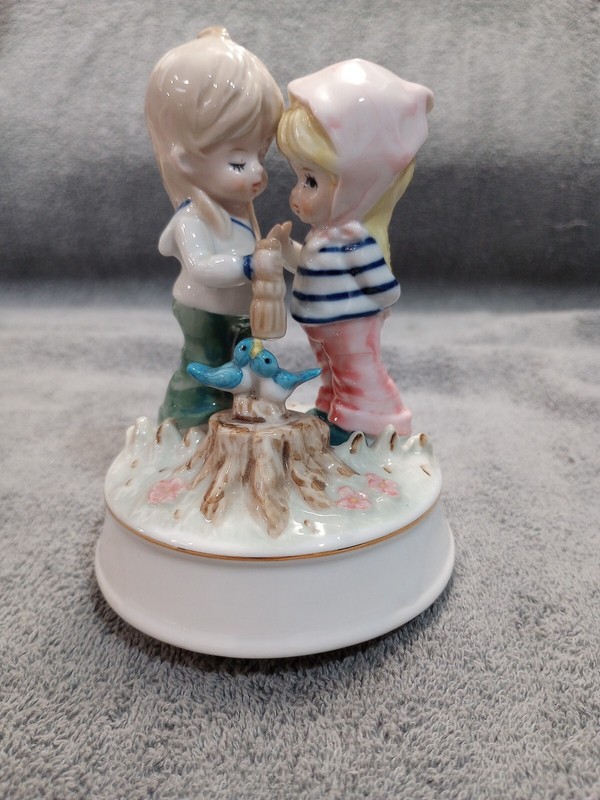 Vintage Porcelain Music Box Made In Japan Best Friends & Bluebirds Friendship 