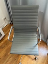 Vitra Bürosessel Aluminium Chair EA 119 mit Armlehnen und hoher Rückenlehne