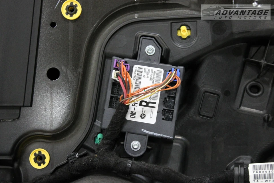 Chrysler 300 2011-2023 panel de carcasa de puerta delantera derecha con vidrio cristal negro OEM Foto 4 de 4