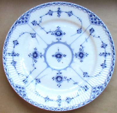 ROYAL COPENHAGEN BLAU GERIFFELT HALBSPITZE 71/2'' SALATTELLER 652 (11919)