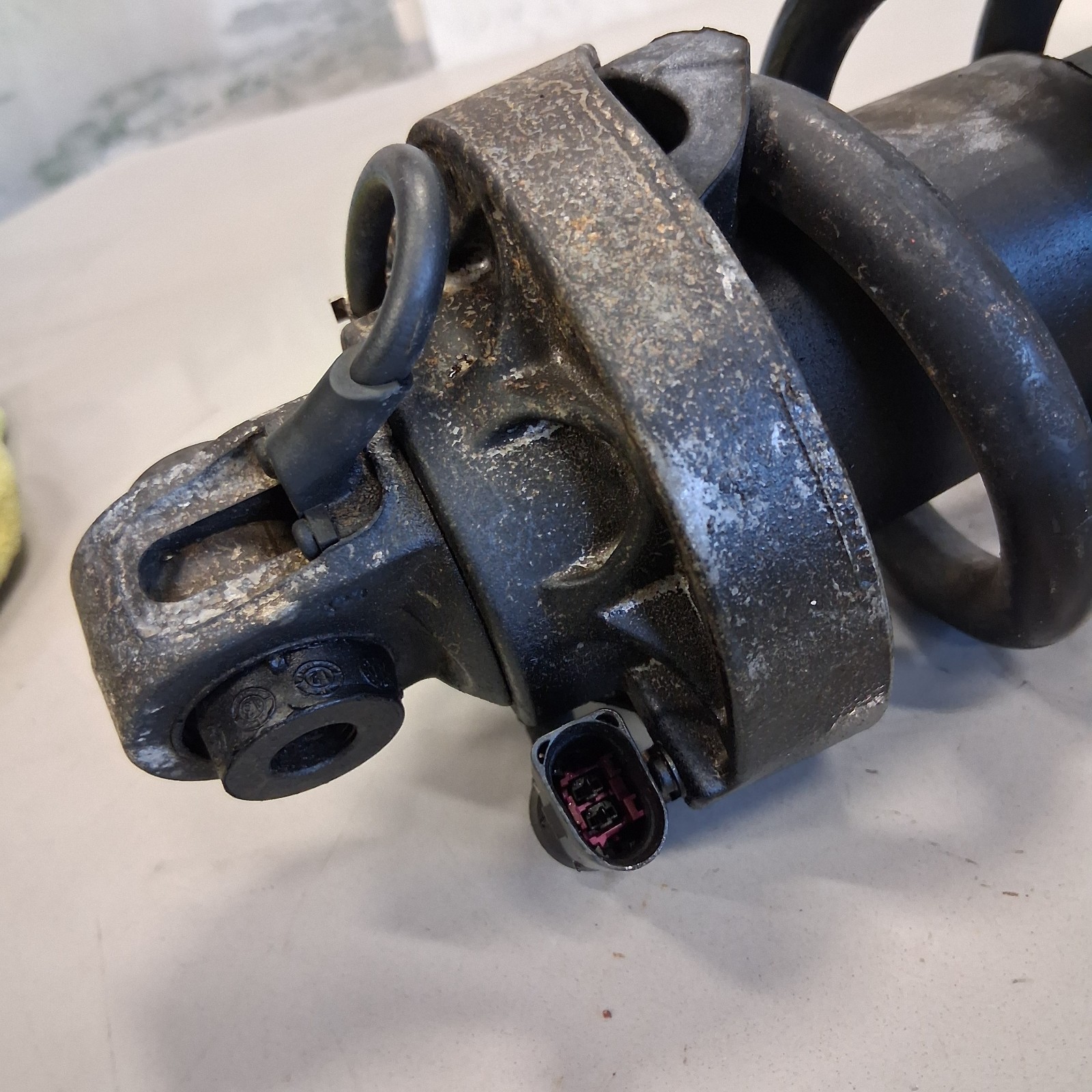2011-2015 Audi R8 front air suspension shock absorber strut spring OEM