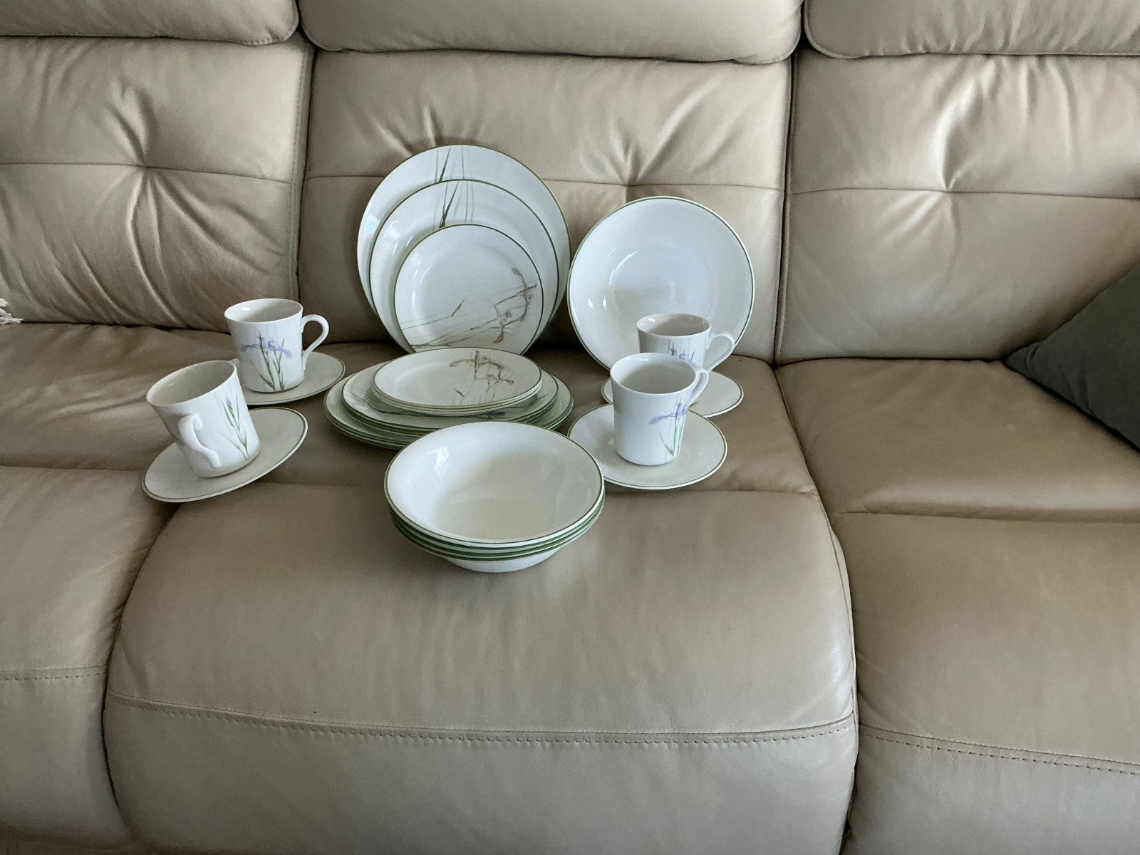 25pc 4 Setting With Large Serving Bowl