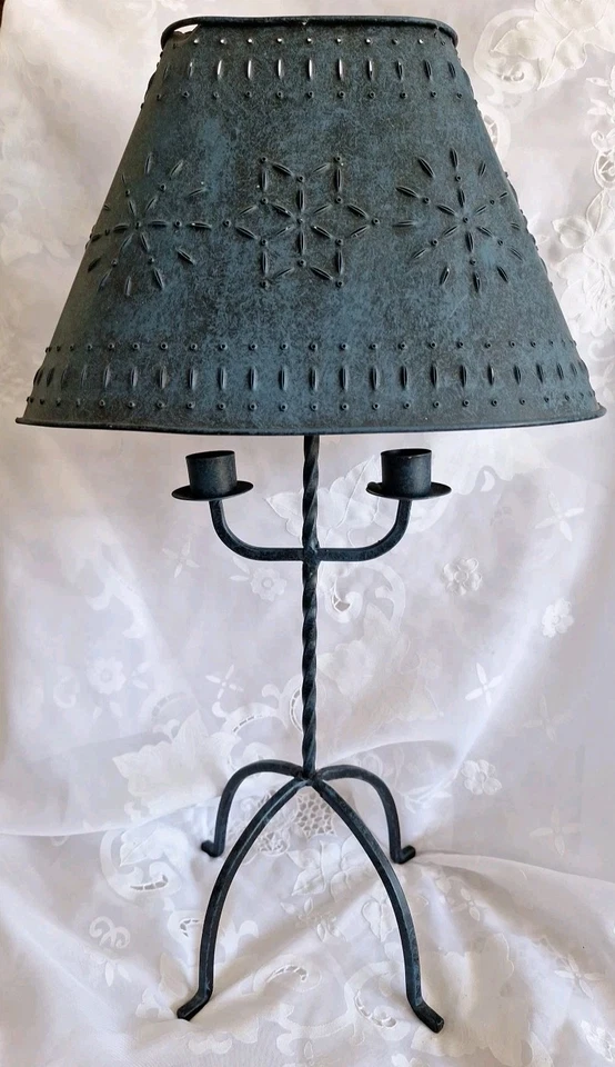 Lámpara de 2 velas rústica de hojalata Tole estrella perforada y hierro forjado 17 1/2" 44,4 cm Foto 2 de 4