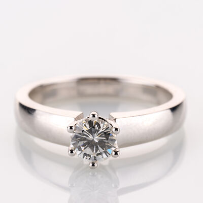 585 white gold ring with a 0.61ct brilliant
