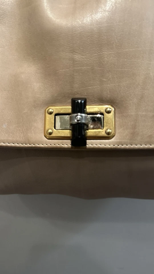 BOLSO DE MANO LANVIN Color Semi Oscuro Bronceado 9 x 12 x 1 1/2 en 15 pulgadas Casi Nuevo  Foto 2 de 4