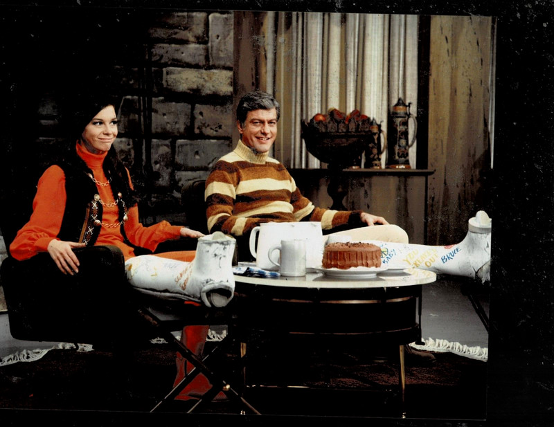 SUPER RARE!! ORIGINAL 8X10 MARY TYLER MOORE AND DICK VAN DYKE SCENE PHOTO!!