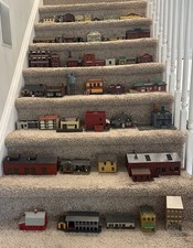 HUGE LOT HO SCALE BUILDINGS SEE PHOTOS HOUSES STATIONS OFFICES READ DESCRIPTION