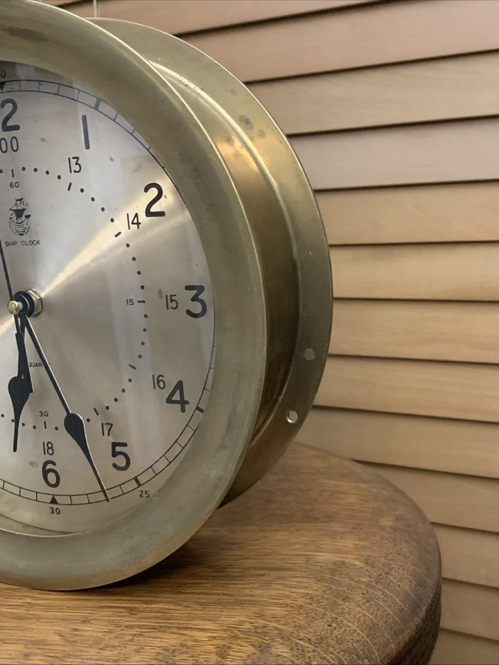 Reloj de barco vintage. 7 lb 3 oz 9 7/16 pulgadas de ancho 2 3/4 pulgadas de profundidad funcionando Foto 4 de 4