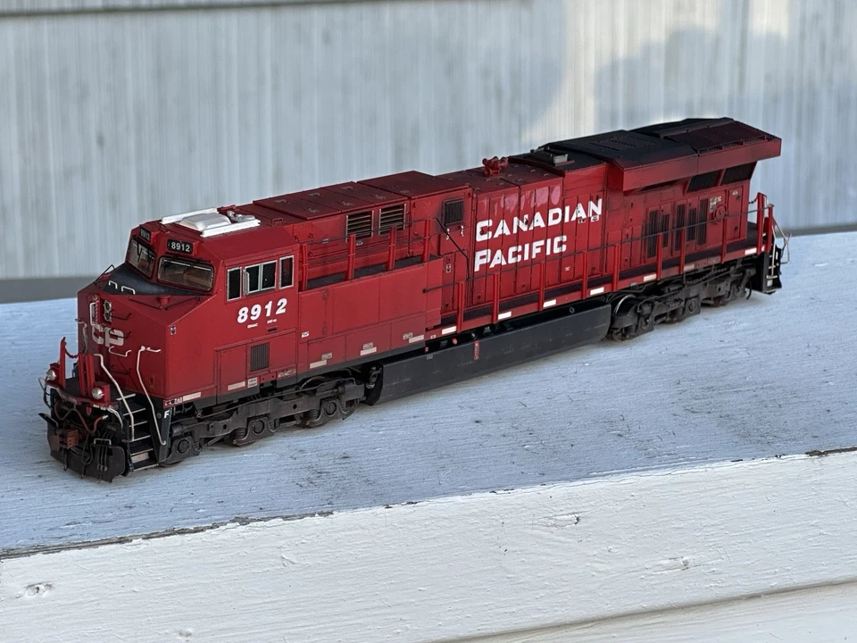 Custom Weathered HO Scaletrains ES44AC Canadian Pacific LOK DCC/Sound - Image 4 of 4