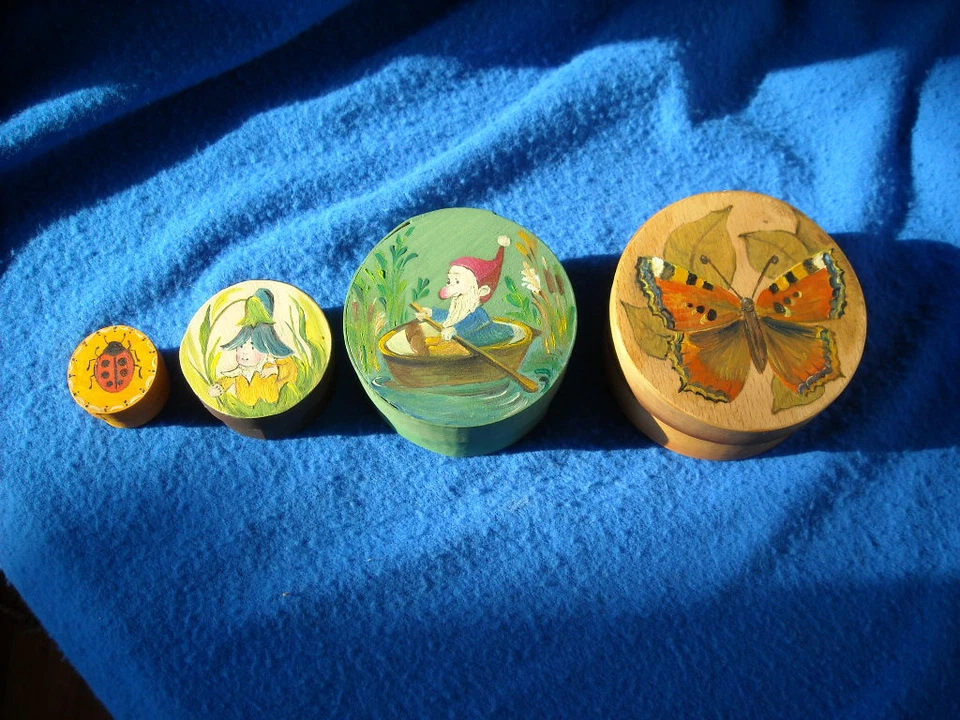 Four Piece Set Bühler Swiss Hand Made Round Boxes Primitive Nesting Since 1918 - Image 2 of 4