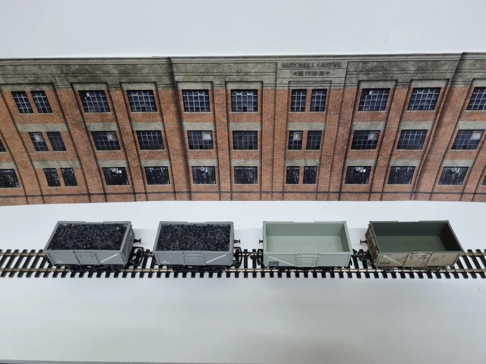 Hornby/Bachmann 16T Mineral Wagons (x4) with & without loads. - Image 2 of 4