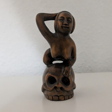 Netsuke Frau sitzend auf Totenkopf Buchsbaumholz Asiatische Kunst