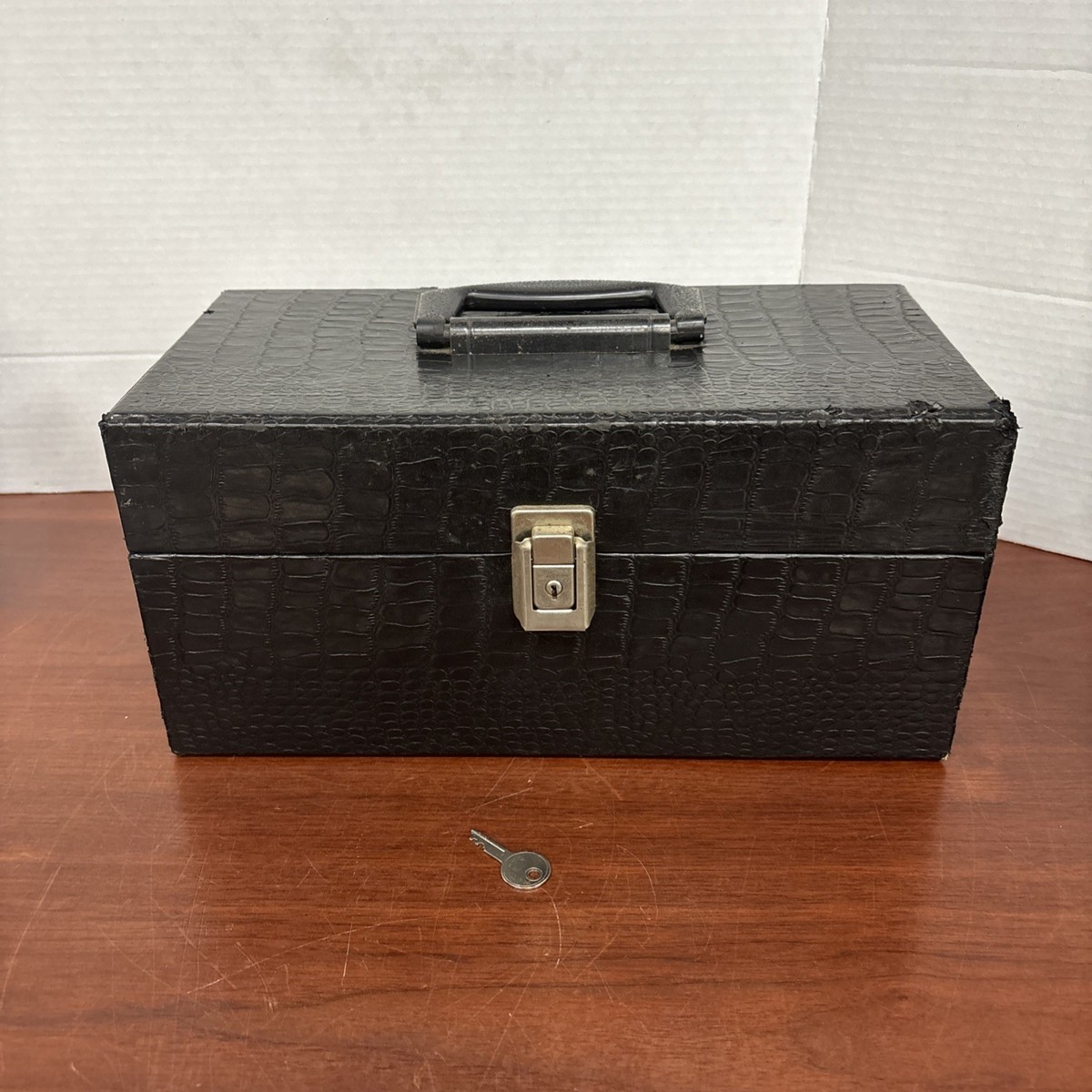 Vintage 8-Track Storage Case 15 Slots Black Faux Alligator 🐊 Red