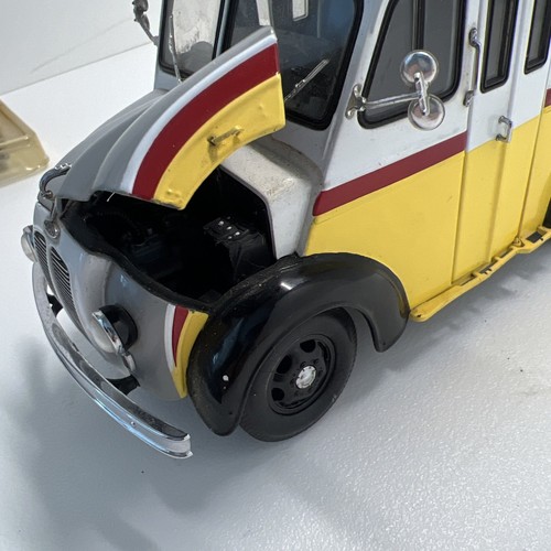 Danbury Mint 1950 DIVCO Borden's Milk Truck 1:24 White Yellow W/ Box Crates - 第 13/17 張圖片