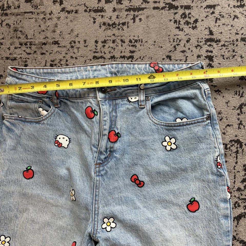 Jeans HELLO KITTY SANRIO tamanho júnior 11 lavagem leve maçã Hello Kitty por toda parte - Imagem 3 de 4