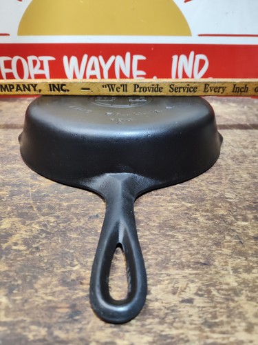"Fully Restored" GRISWOLD #8 Cast Iron Skillet Pan Large Logo 704 Seasoned - Picture 3 of 7