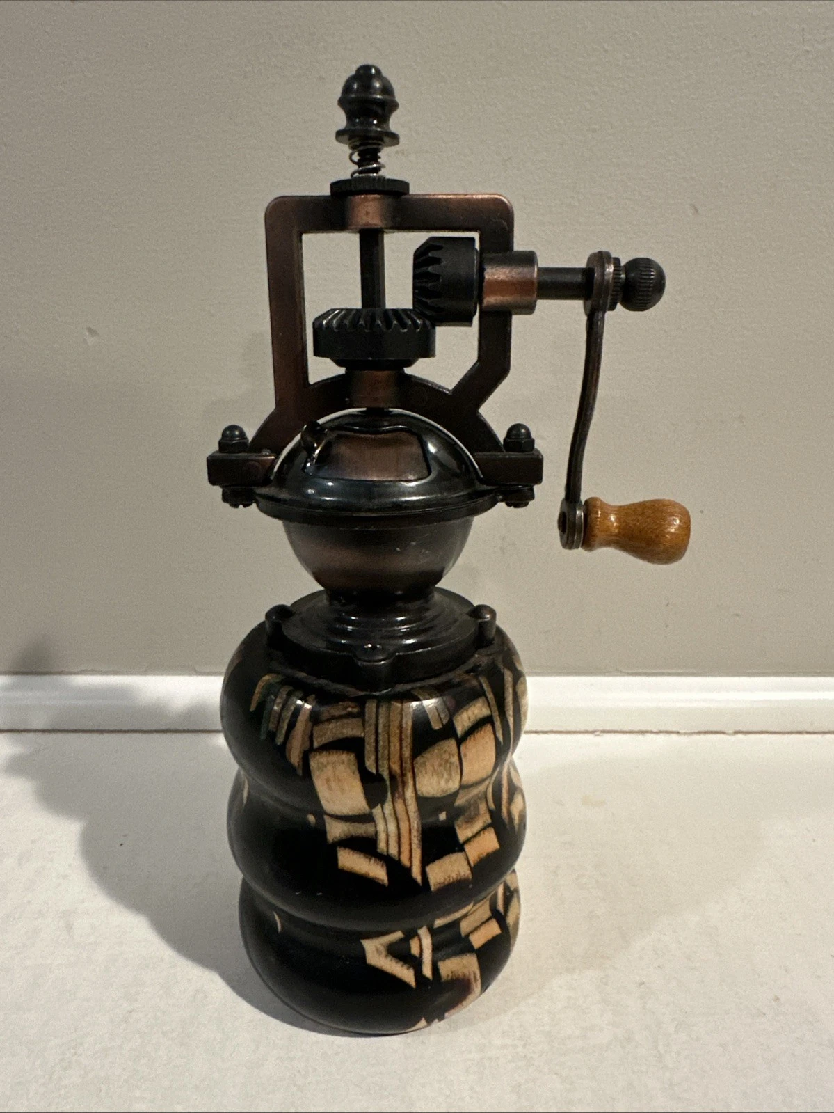 Pepper Spice Or Salt Grinder Vintage Design