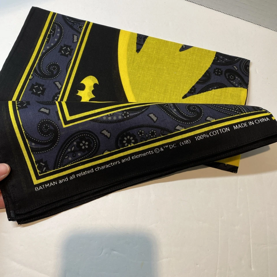Pañuelo Paisley Negro/Amarillo y Azul Logo Batman Oficial DC Comics Foto 4 de 4