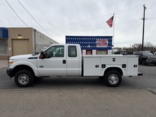 Ford F-350 SINGLE REAR WHEEL ONE TON SERVICE TRUCK DIESEL 4X4